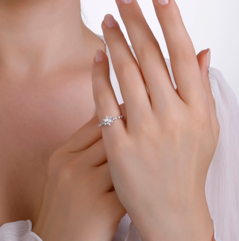 Lotus Taşlı Tektaş Altın Yüzük